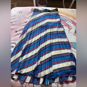 High waisted skirt with pleats.